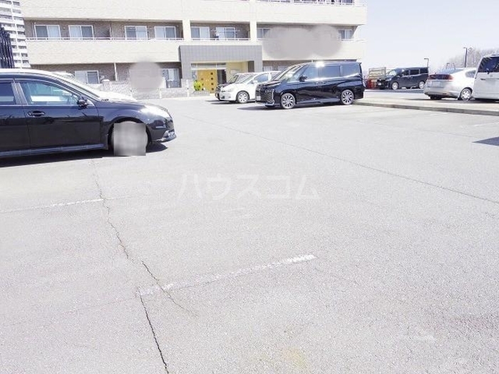 18/27 駐車場