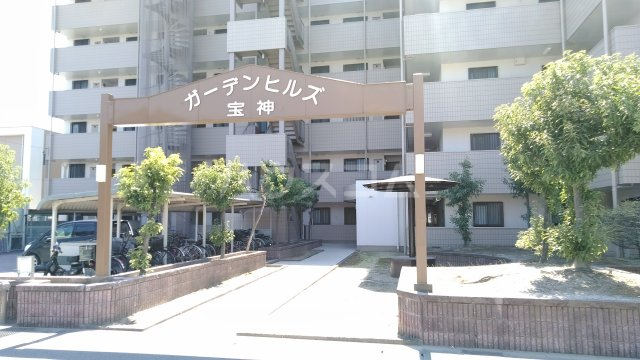 22/30 エントランス