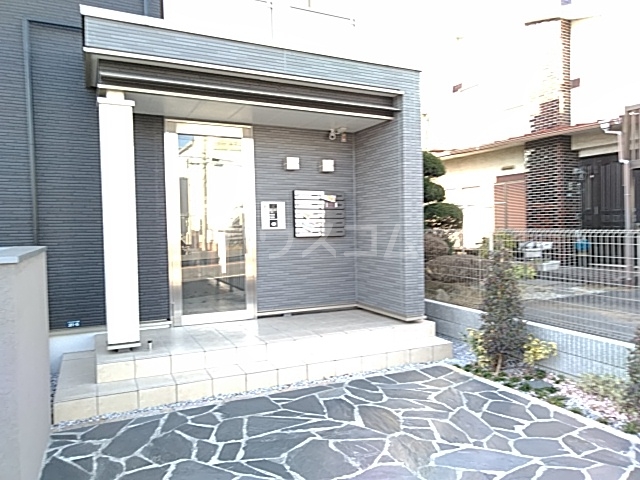 27/30 エントランス