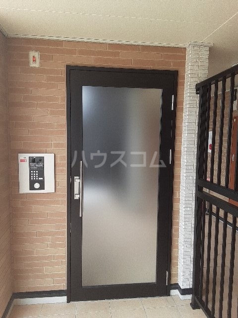 18/27 エントランス