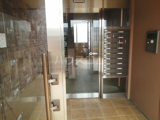 21/30 エントランス