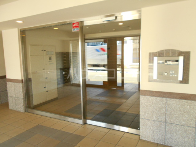 18/27 エントランス