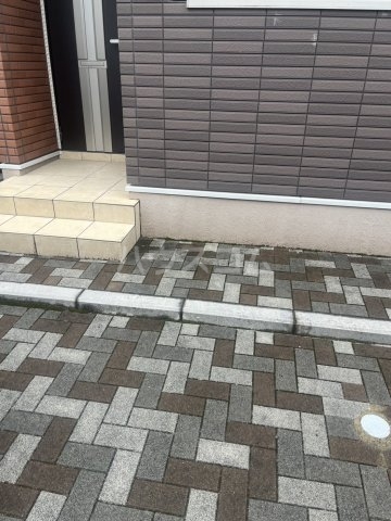 27/30 エントランス