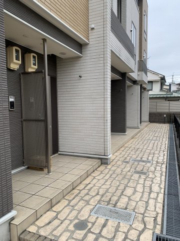 21/30 エントランス