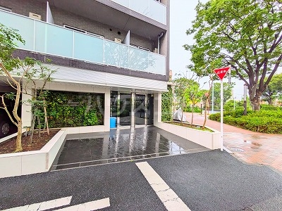 21/30 エントランス