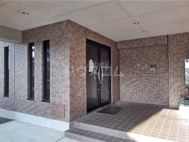 18/27 エントランス