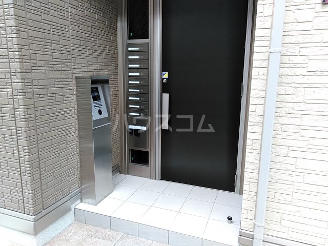 27/30 エントランス