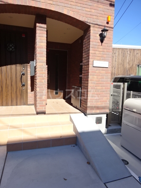 22/27 エントランス