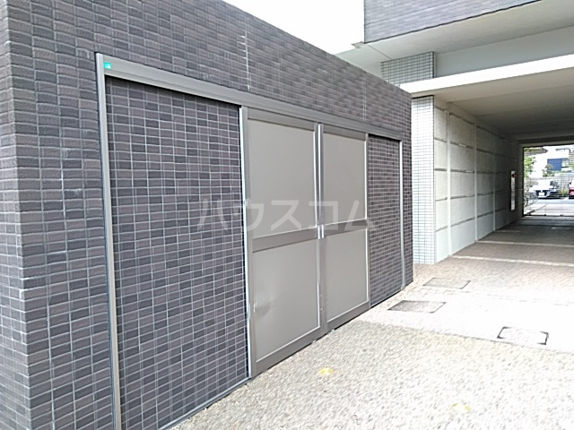 27/30 エントランス