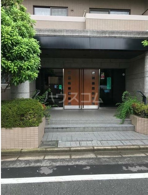 23/30 エントランス