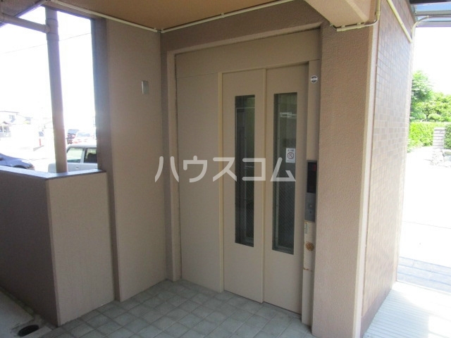 16/27 エントランス