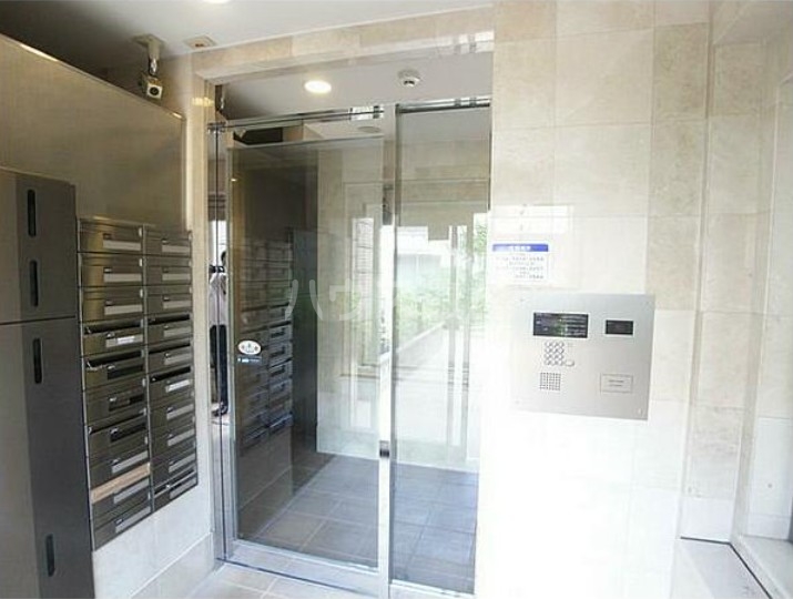 27/30 エントランス