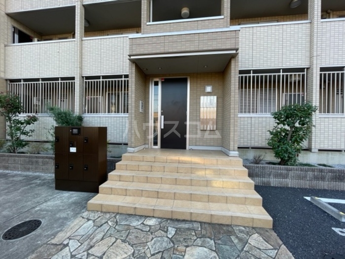 27/30 エントランス