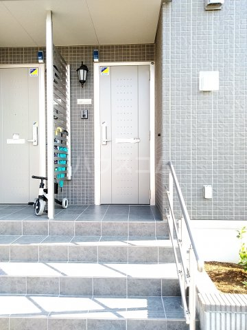 27/30 エントランス