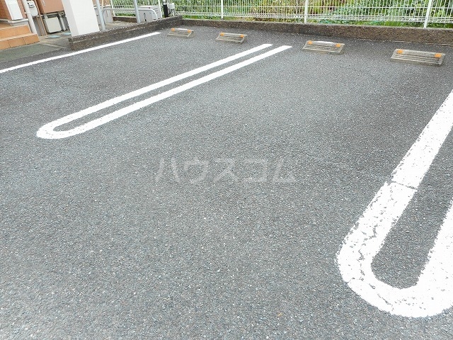 27/30 駐車場