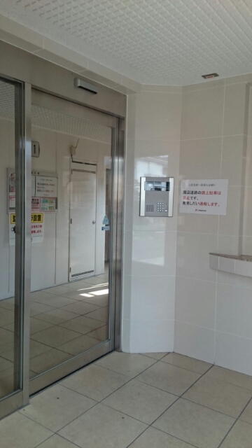 23/28 エントランス