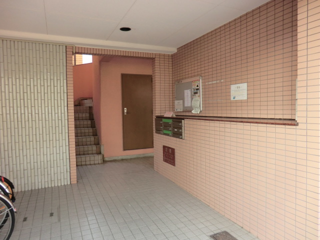 16/23 エントランス