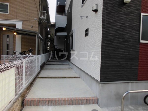 23/30 エントランス