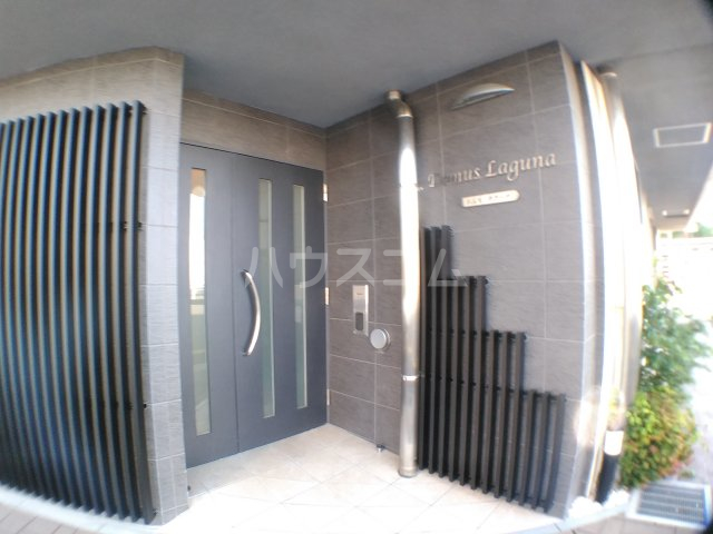 27/30 エントランス