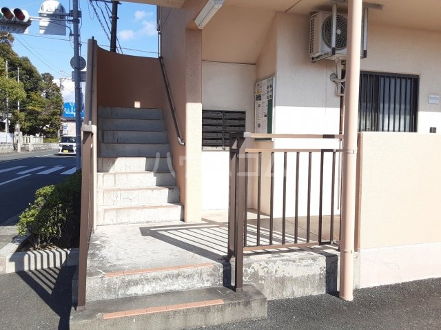 28/30 エントランス