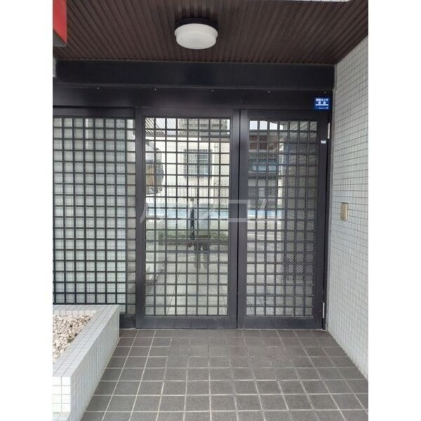 16/17 エントランス