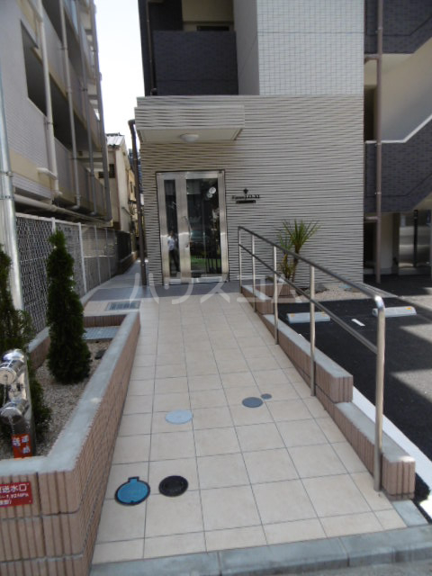 24/30 エントランス