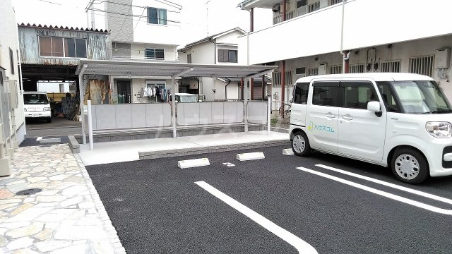 27/30 駐車場