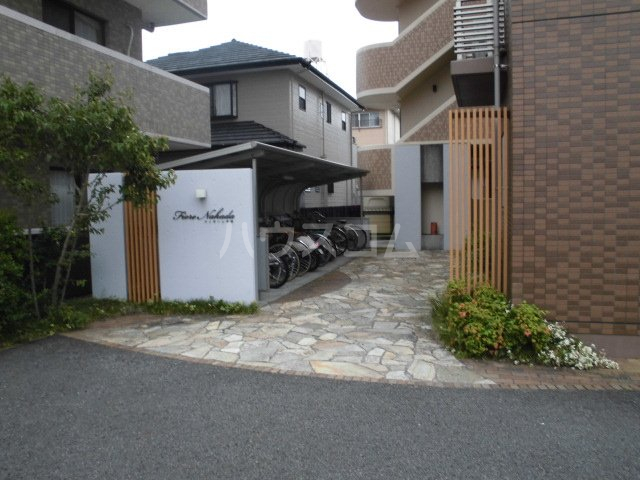 23/27 エントランス