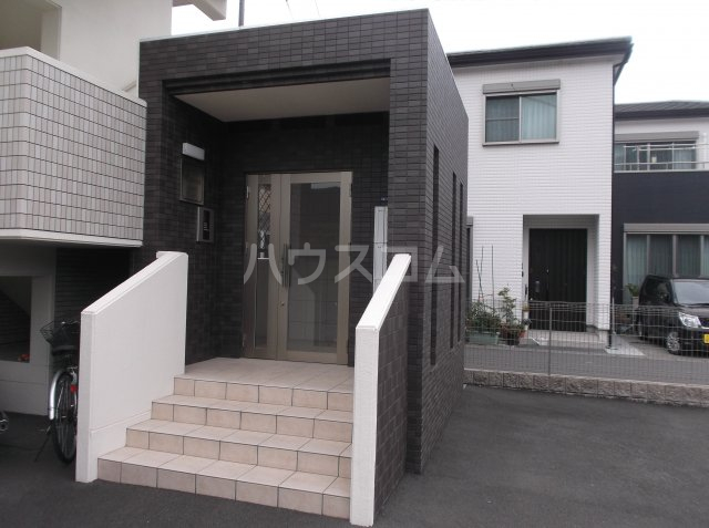 16/19 エントランス