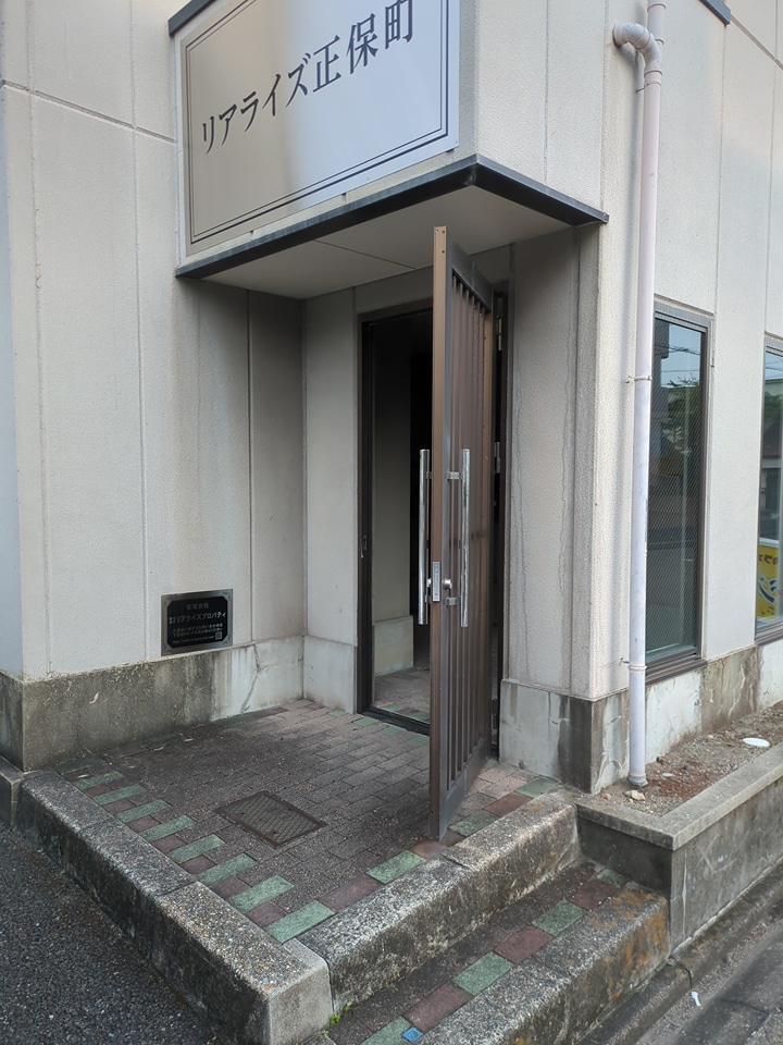 25/30 エントランス