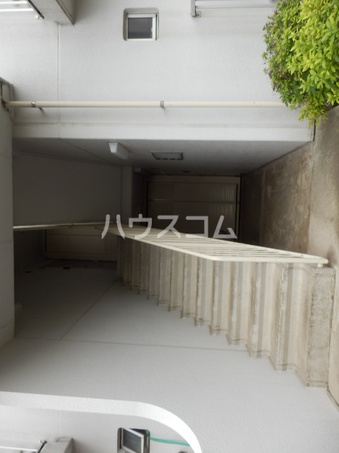 22/27 エントランス