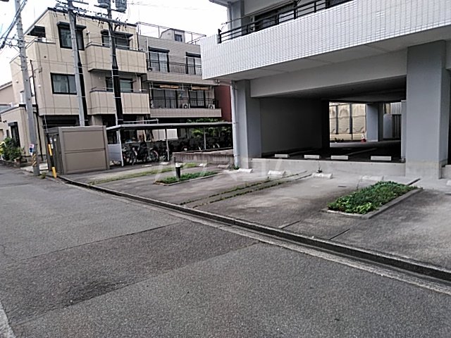 18/21 駐車場