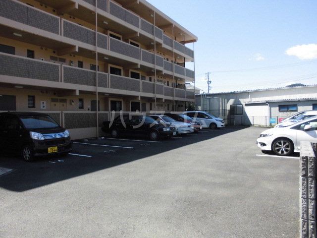 25/28 駐車場