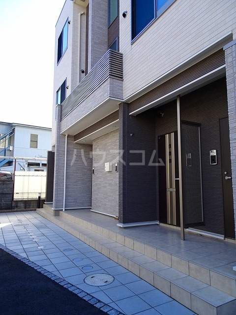 16/23 エントランス