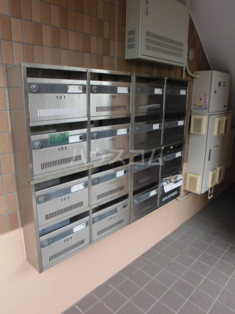 23/27 エントランス