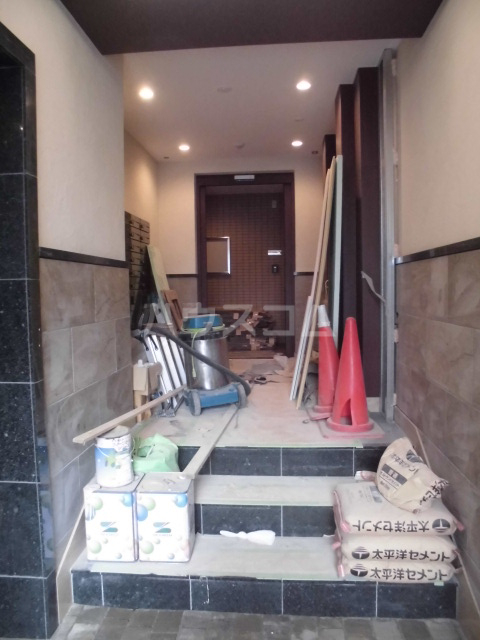 25/27 エントランス