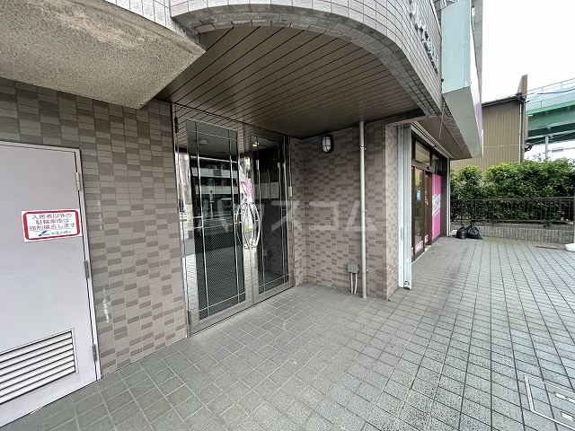 21/30 エントランス