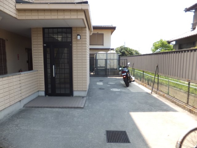 22/28 エントランス