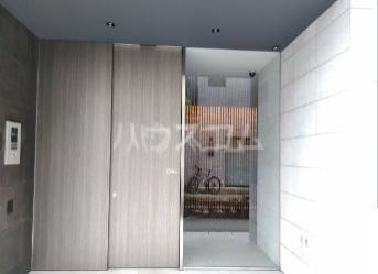 24/30 エントランス