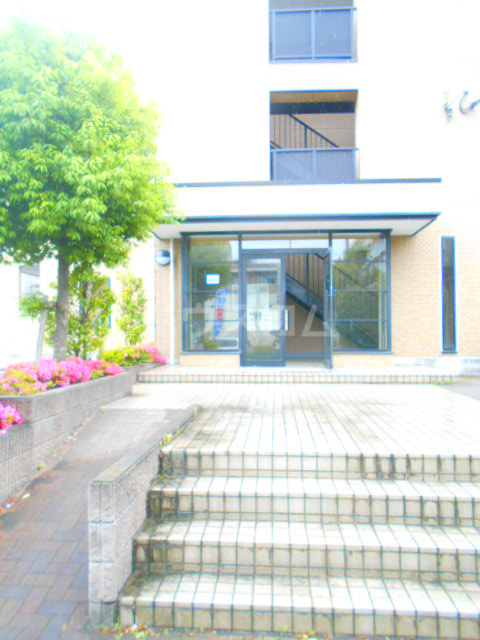 23/30 エントランス