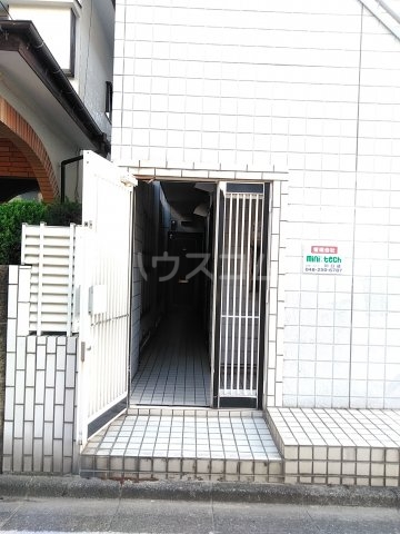 27/30 エントランス