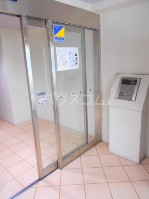 27/30 エントランス