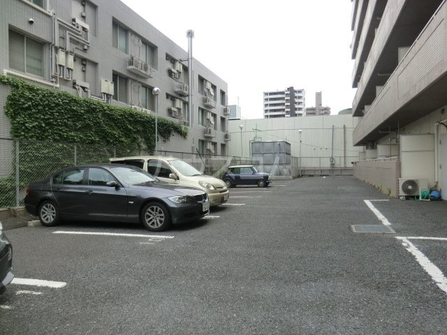 27/30 駐車場