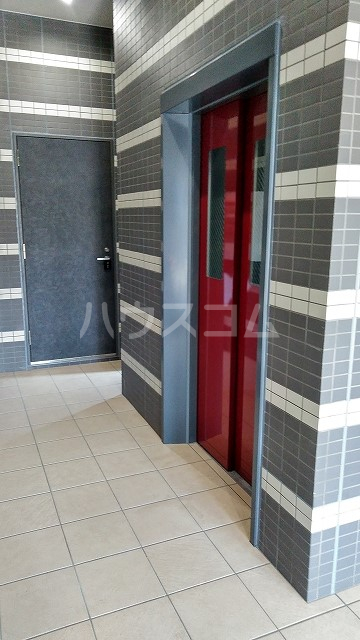 16/23 エントランス