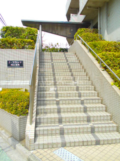 25/30 エントランス