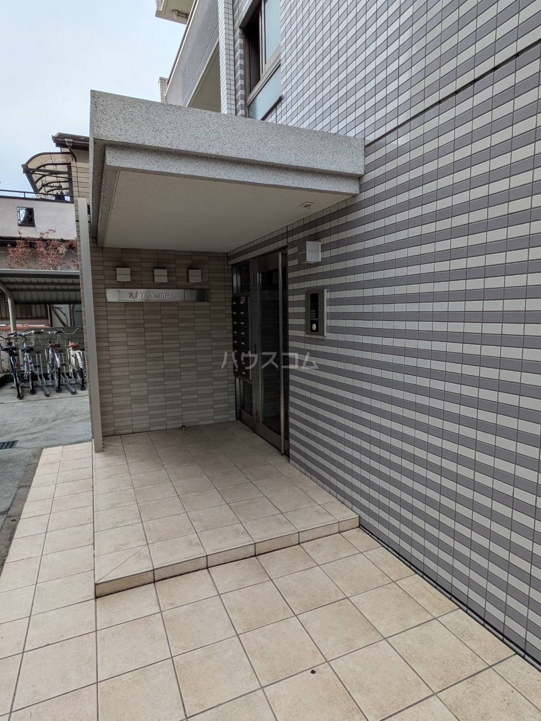 28/30 エントランス