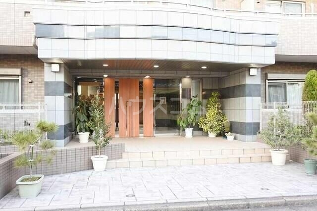 19/30 エントランス