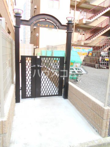 27/30 エントランス