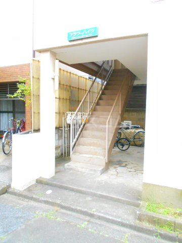 23/27 エントランス