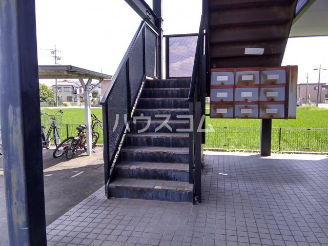 18/27 エントランス